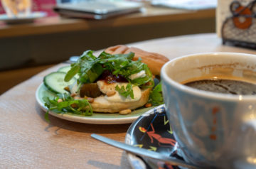 Glutenfreier Bagel und Kaffee bei Bagels and Beans